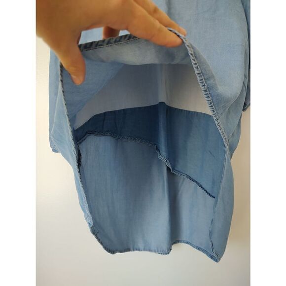 Hannah Women's Size Medium Light Wash Blue Denim V Neck Hi Lo Hem Blouse - Picture 4 of 11